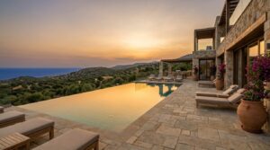 וילה להשקעה בקפריסין עם בריכה ונוף לים בשקיעה