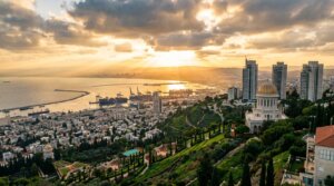 נוף פנורמי של חיפה כרקע למאמר על אזורי ביקוש להשקעות נדל"ן